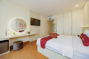 RedDoorz Premium near Paris Van Java Mall
