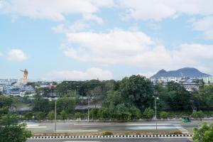 Itsy Hotels M Near Pandit Nehru Bus Stand & Varadhi Junction