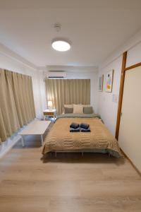 Ochiai 201 4-5 min walk to Nakai Station Cozy Queen Bedroom