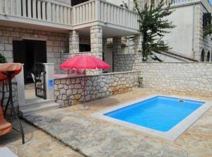 Beachfront holiday home with outdoor pool