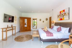 Bali Sol - Two-Bedroom Luxury Villa With Private Pool, Home Cinema and Daily Housekeeping in the Bustling Heart of Seminyak