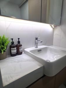 Stylish Modern Suit City View Asoke