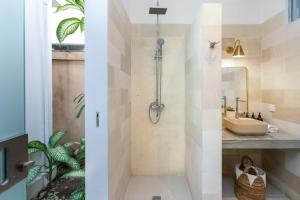 Villa Saffira, Seminyak - Pool, Garden, Rooftop - Walk to Beach and Cafes!