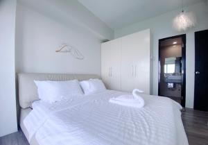 Luxurious 3 bedrooms HighRise Oceanfront Near Manila Airport Okada Solaire Casino MOA with Parking