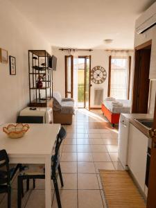 BeaMare - Monolocale - Massimo tre ospiti - Studio Apartment - Max 3 people with 1 private umbrella and two SunBeds only when the private beach of Eraclea Mare is open