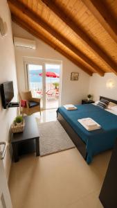 Family House with pool & sea view