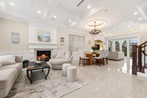 Rare Find Luxury Home Near Beaches with AC and Theatre Room
