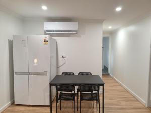Spacious Queen Room in Newly Renovated Home - SA1