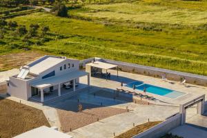 Villa Samantha - Private Pool, 3 Ensuite Bedrooms & Complete Privacy near Laganas, By TK Premium Stays