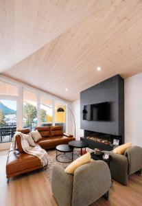 Luxury 4 BR Retreat with Hot Tub and epic mountain view