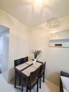 Comfort Homey Studio with Fresh Mountain Air by Cherisias Hideaway