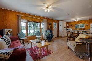 Sandy Shores Cabin on Lake St Peter with Fire Pit and BBQ