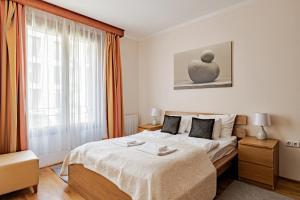 Kazinczy Inn Apartment & Balcony by FirstHost