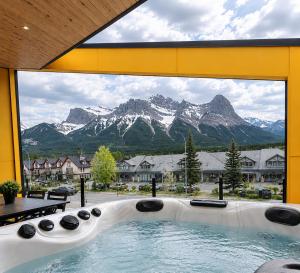 Luxury 4 BR Retreat with Hot Tub and epic mountain view