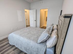 Quiet 2BR Condo Near Hospital and Wi-Fi
