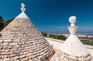 HelloApulia - Panoramic View Trulli Retreat with Private Pool