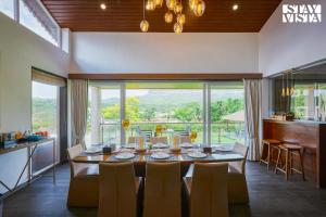 StayVistas The Tavern At Canary Farms - Mountain-View Luxury Mansion with Infinity Pool & Games Zone
