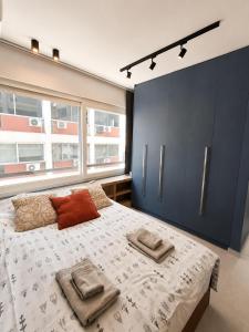 Warm urban-chic corner apartment