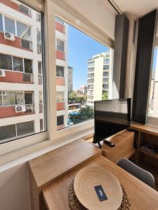 Warm urban-chic corner apartment