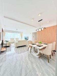 Executive elegantly furnished three bedroom apartment withmodern facilities ,modern swimming pool ,fully equipped gym,children playground and close proximity to major shopping centers and gourmet restaurants