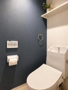天下茶屋徒歩圏内 花園町駅徒歩3分 難波 梅田に直通 トイレと浴室付き まるまる貸切 部屋35平 303室