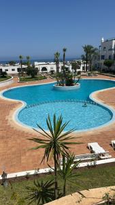 Appartement élégant avec vue sur la piscine et la mer