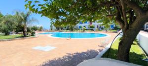 Appartement élégant avec vue sur la piscine et la mer