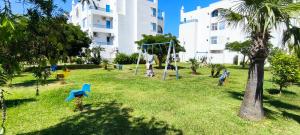 Appartement élégant avec vue sur la piscine et la mer