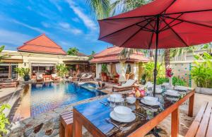 Villa Sri Suri - 6 Bedroom Pool Villa with Butler Service