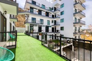 Hotel Room with Ocean-View Rooftop Infinity Pool, AC, Gym - Dog-Friendly