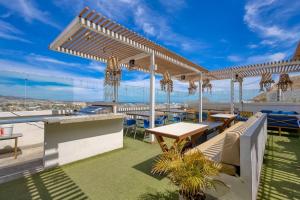 Hotel Room with Ocean-View Rooftop Infinity Pool, AC, Gym - Dog-Friendly