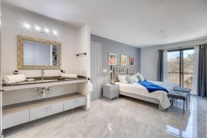Hotel Room with Ocean-View Rooftop Infinity Pool, AC, Gym - Dog-Friendly