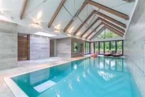Exclusive Home With Pool & Spa, In Prestbury!