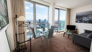 Stylish City View Apartment At The Rotunda