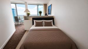 Stylish City View Apartment At The Rotunda