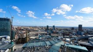 Stylish City View Apartment At The Rotunda