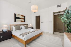 Free housekeeping visits during your stay - StayShort - 1 Bed Apartment in Meydan Sleeps 2 with Balcony