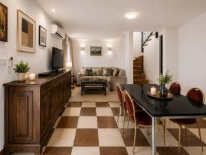 Quiet Oasis in the Heart of Old Town- two kitchen,3bath