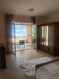 Villa with sea view, garden,parking