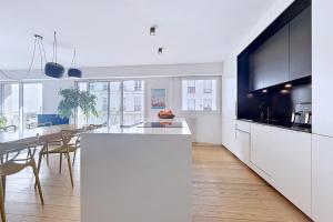 Spacious bright flat near Nation