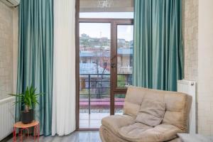 Cozy Saburtalo Stay with Balcony View