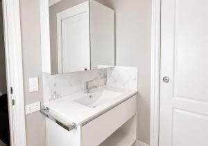 Large Stylish Home near CBD - Sleep 10