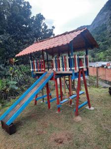 Sítio com 4 suítes, piscina e churrasqueira
