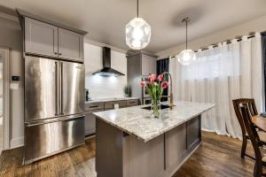 Modern Spacious 3 bed 3 12 bath suites