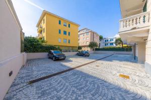 New Apt, Free Parking 2 min from the Sea