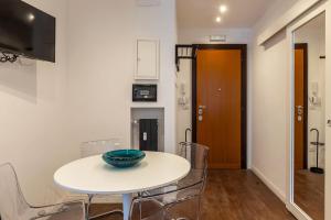 GuestHost - Cozy Studio with Vatican View Balcony