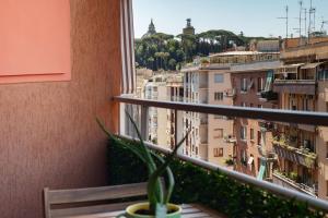 GuestHost - Cozy Studio with Vatican View Balcony