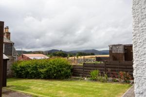 3BR Cottage with Garden, Free Parking for 6 Guests