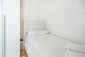 Appartamento con piscina, parcheggio privato e WiFi