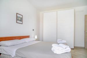 Appartamento con piscina, parcheggio privato e WiFi